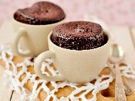 Рецепта Постен шоколадов кекс / мъфин в чаша без яйца и кисело мляко с фъстъци в микровълнова печка / фурна